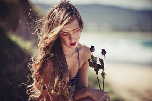 女生qq签名分手后的伤感_明明他们有过交集
