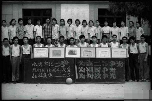 深夜落泪悲伤的个性签名_冷眼看着这个世界