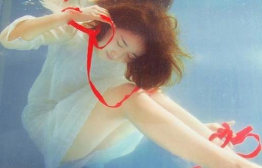 2021女生闺蜜个性签名、？余留我不是你